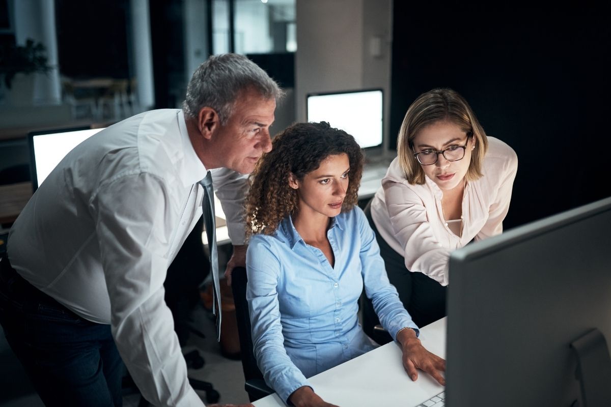 Alternant en entreprise devant son ordinateur