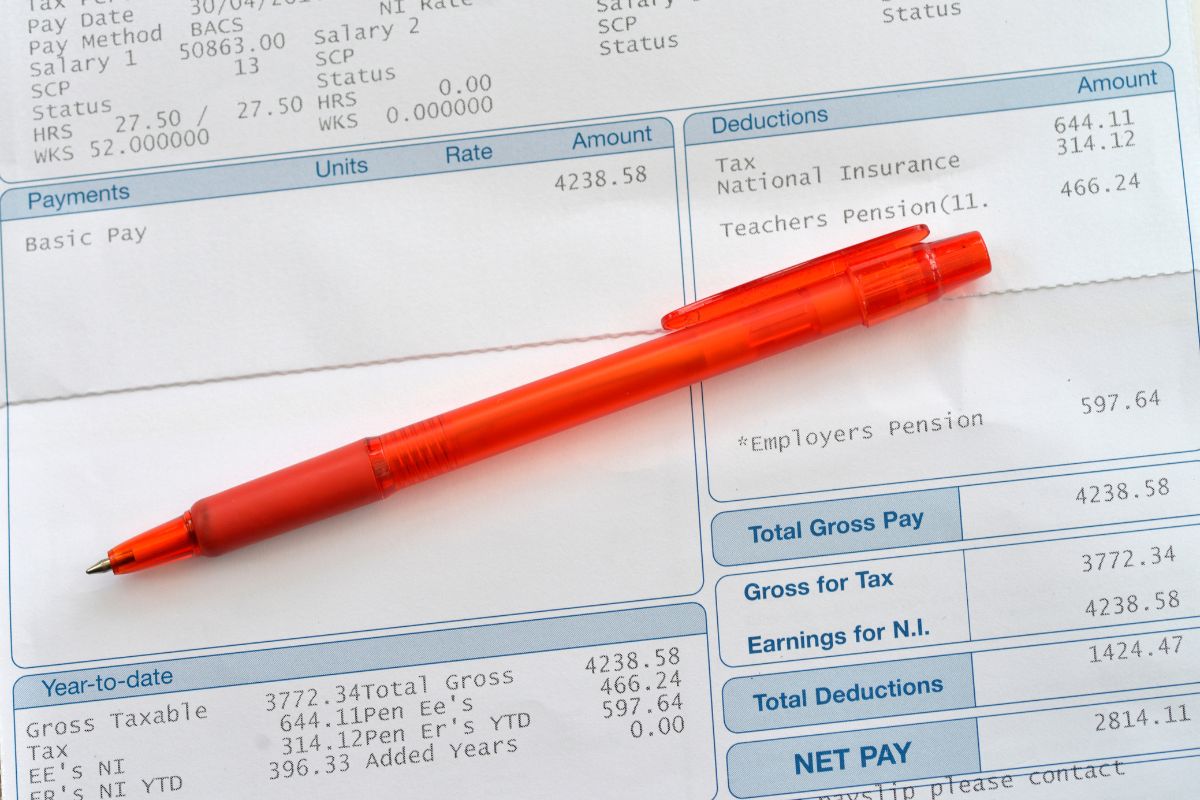 Apprenti consultant sa fiche de paie avec l’indemnité inflation