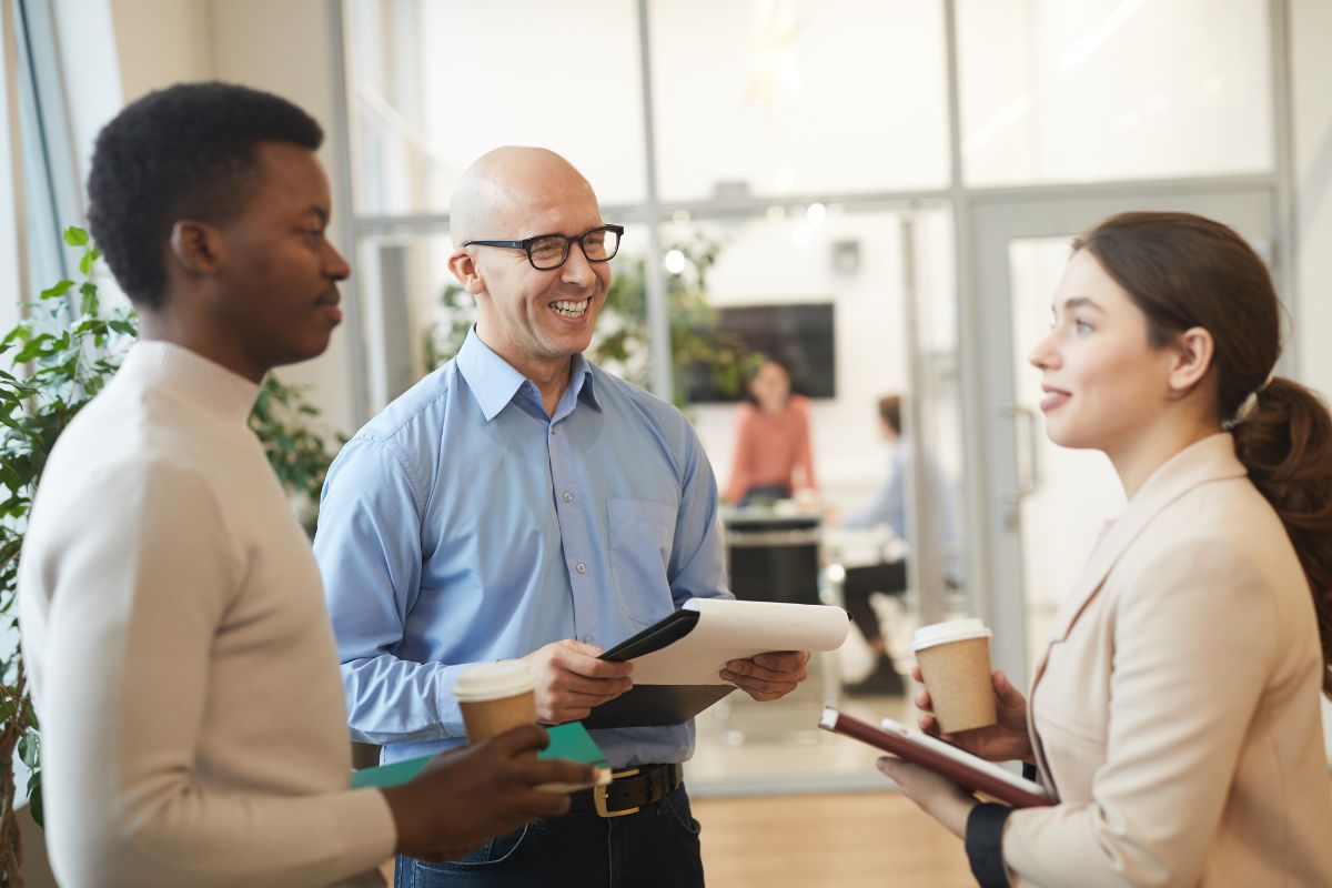 Employeur expliquant à son apprenti les conditions de l’indemnité