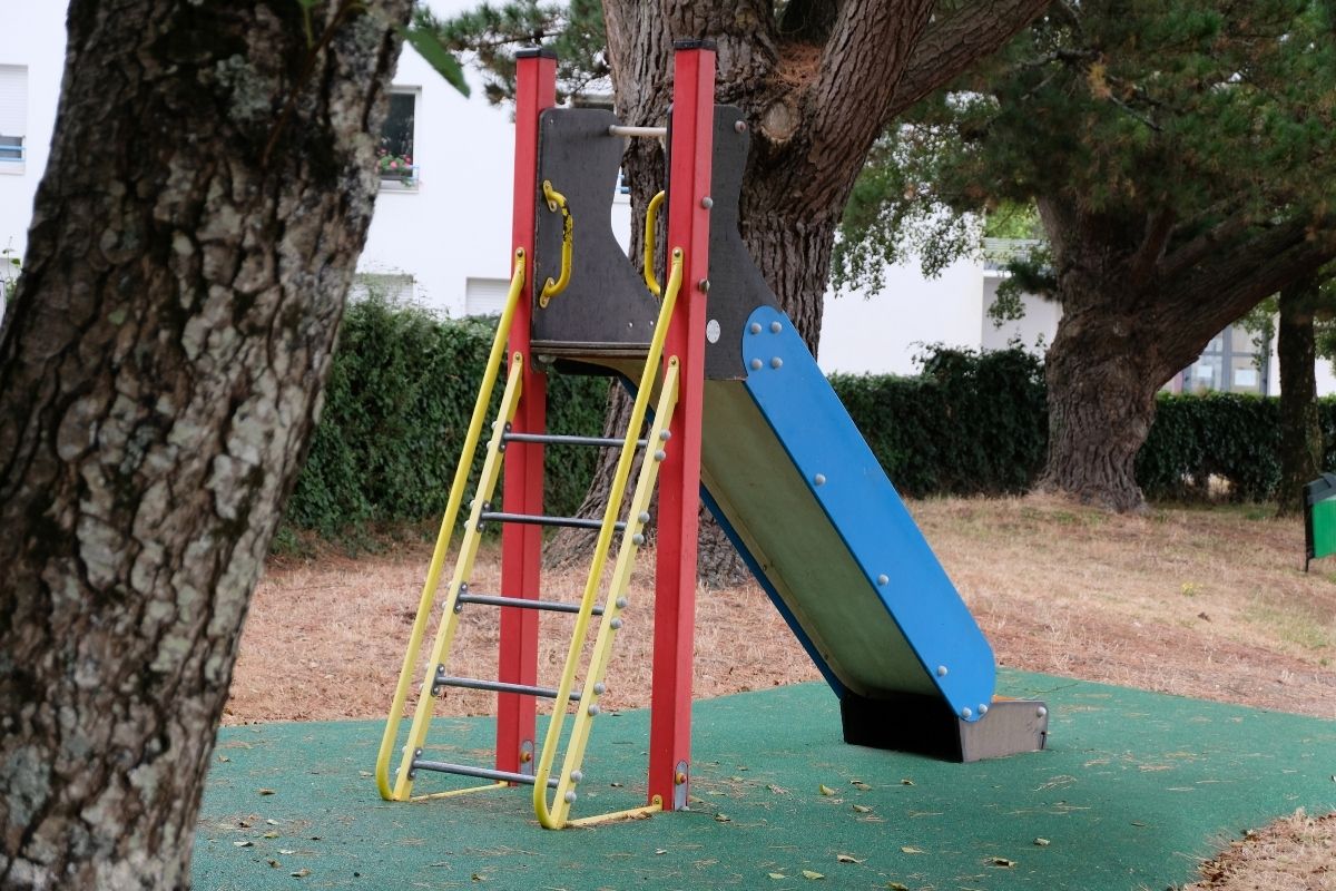 Testeur de toboggan glissant dans un parc aquatique