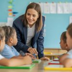 découvrez comment devenir professeur des écoles : informations sur les concours, les formations nécessaires et les étapes clés pour réussir votre carrière dans l'enseignement.