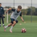 découvrez les étapes essentielles pour devenir footballeur professionnel, du parcours formateur aux critères de sélection des clubs et académies.